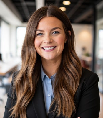Portrait of Hannah Freund, Sales Associate.